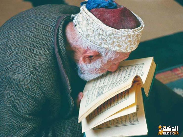 ما حكم تقبيل المصحف عند المذاهب الأربعة 8 ما حكم تقبيل المصحف عند المذاهب الأربعة