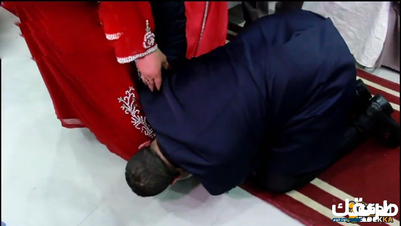 ما حكم تقبيل رجل الأم أو الزوجة أو الزوج 7 ما حكم تقبيل رجل الأم