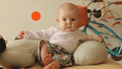 متى يبدأ الطفل بالجلوس وكيف يمكن مساعدته؟ 2 متى يبدأ الطفل بالجلوس وكيف يمكن مساعدته؟