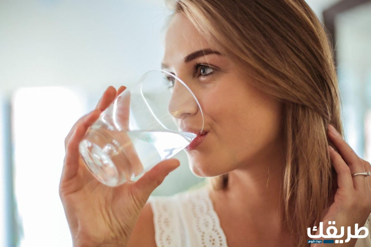 تفسير رؤية شرب الماء في المنام للعزباء والمتزوجة والسيدة الحامل 6 464093851227047