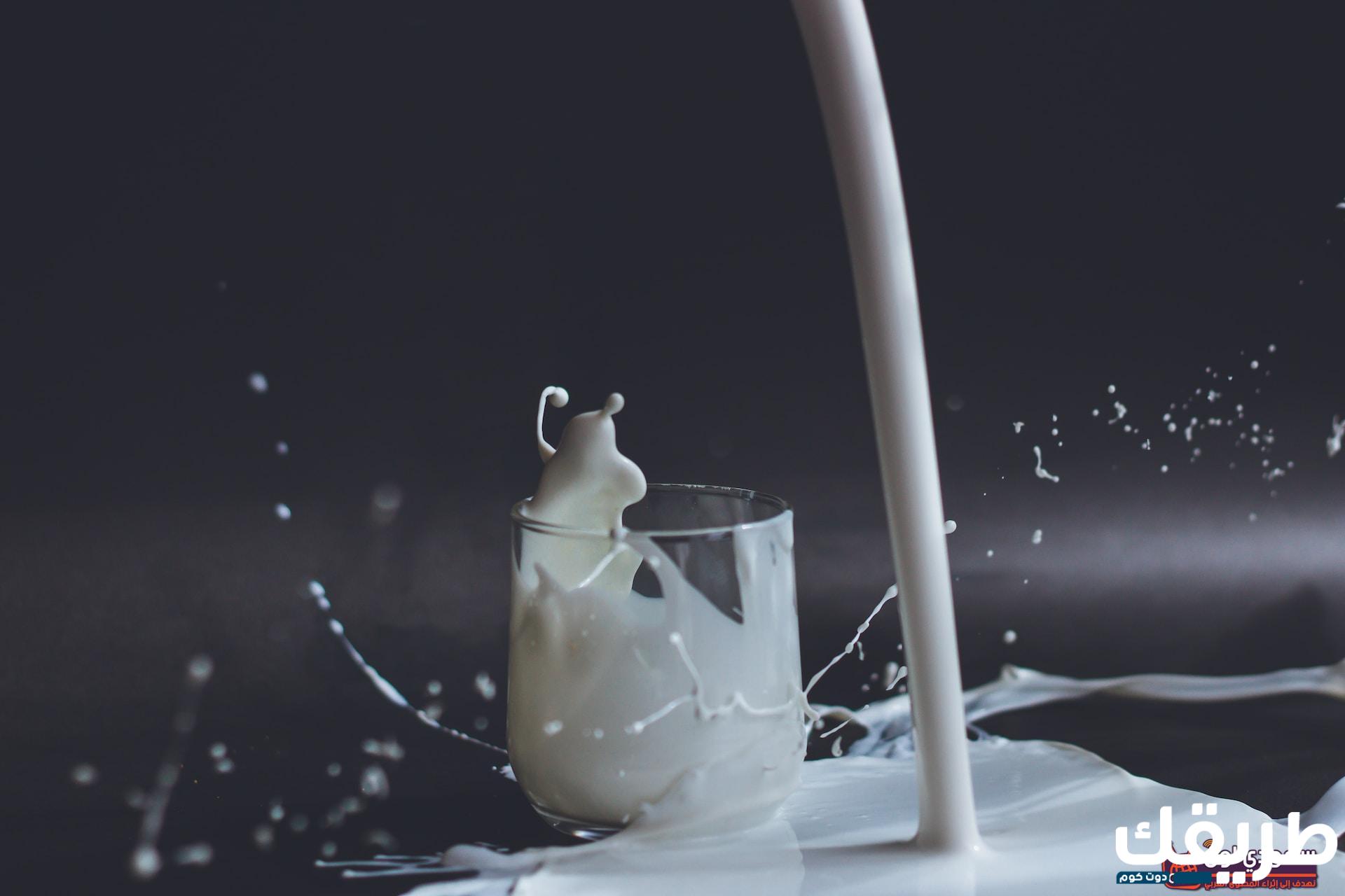 تفسير حلم رؤية الحليب يخرج من الثدي في المنام 6 تفسير حلم رؤية الحليب يخرج من الثدي في المنام