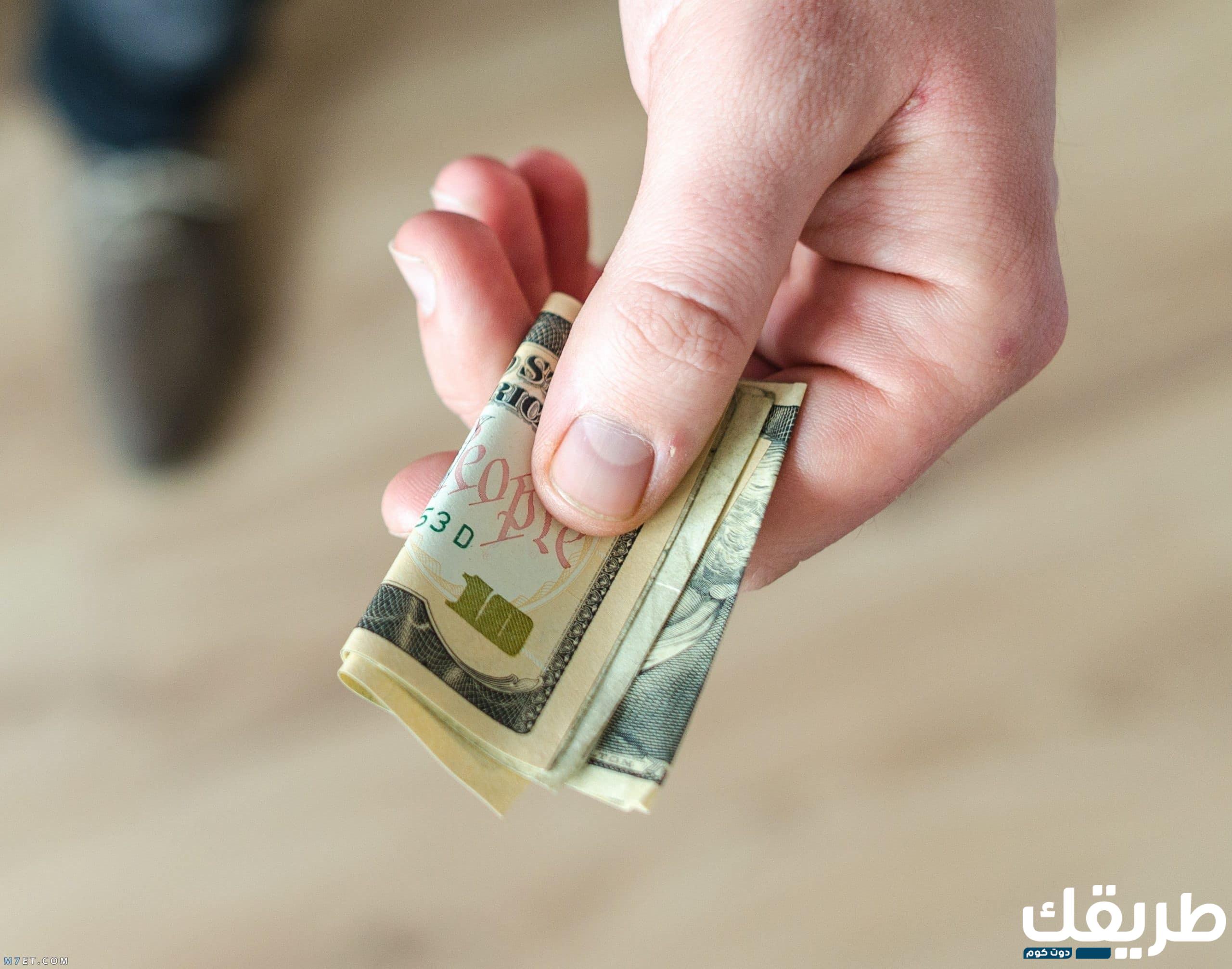 تفسير حلم شخص يعطيك فلوس للعزباء والمتزوجة والمرأة الحامل 7 999163106633590