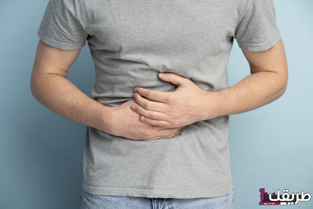 تجربتي مع جرثومة المعدة مضاعفاته والأغدية الممنوعة 3 person with eating disorder having belly pain 1024x683 1