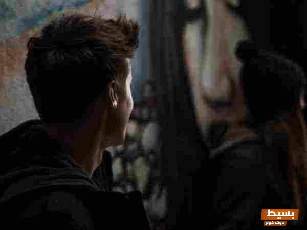 استكشف دلالات رؤية شخص يرقيني في المنام للمتزوجة! 1 تفسير حلم شخص أعرفه ينظر إلي بإعجاب