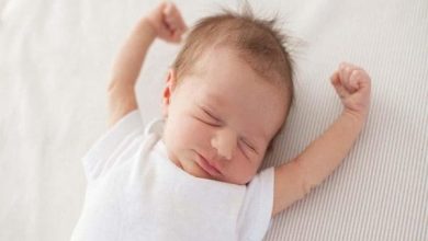 علل حركات المولود الجديد 5 علل حركات المولود الجديد لا إرادية وعشوائية