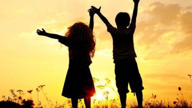 أكتب أربع فقرات تصفين فيها خلق أحب صديقاتك إليك شخصية رائعة تتألق بالإيجابية والأصالة تُعتبر صديقتي المفضلة مثالاً مُشرقاً للطيبة والإيجابية،إنها تملك قلبًا كبيرًا مليئًا بالحنان، وتظهر دعمها لي في كل الأوقات،أستطيع دائمًا أن أعتمد عليها، فهي تُشجعني على تحقيق أحلامي وتساعدني في تخطي التحديات، مما يجعل علاقتنا قوية ومميزة،إن طيبتها لا تعرف حدودًا، وهذا يجعلني أشعر بالامتنان لأنني أملك مثل هذه الصديقة في حياتي،
واحدة من أجمل صفات صديقتي هي قدرتها على رؤية الجمال في كل ما حولها،حتى في أصعب الأوقات، تستطيع أن تجد شيئًا إيجابيًا ينير الظلام ويعطي الأمل،هذه النظرة الإيجابية تجعلها مُلهمة لي وللعديد من الآخرين،إن حديثها عن الجمال والفرص المتاحة يعطينا جميعًا دفعة للمضي قدمًا وعدم الاستسلام لأي عقبة،
كما أن صديقتي تتمتع بروح الدعابة التي تجعل كل لحظة معها مليئة بالضحك والسعادة،إن قدرتها على إدخال البهجة إلى قلوب الجميع من حولها تجعلها مركز الانتباه في أي تجمع،أحيانًا، فقط جلوسنا معًا ومشاركتنا لأحاديث نُضحك فيها بعضنا البعض يُبعد حواجز التعب والضغوط اليومية،
أخيرًا، تتميز صديقتي بالصدق والولاء، مما يجعل ثقتي فيها أقوى،إنها دائمًا إلى جانبي، تعبر عن مشاعرها بوضوح، مما يُعزز علاقتنا ويجعلها أكثر عمقًا،بفضل خلقها الرائع وشخصيتها الفريدة، أعتبرها من أهم الأشخاص في حياتي، ولا أستطيع تخيل يومي بدونها. 8 42