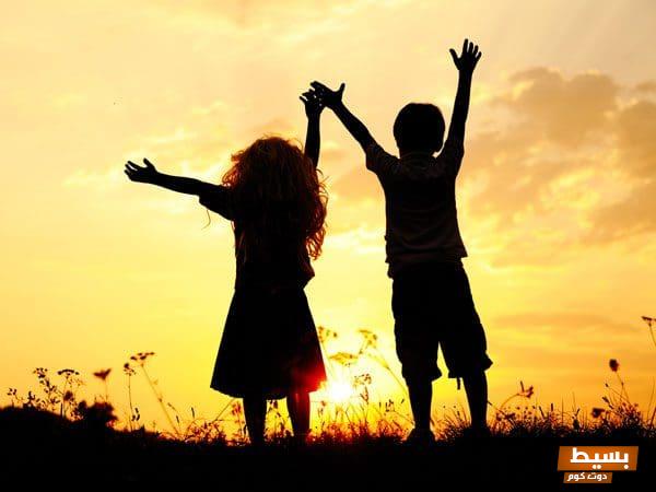 أكتب أربع فقرات تصفين فيها خلق أحب صديقاتك إليك شخصية رائعة تتألق بالإيجابية والأصالة تُعتبر صديقتي المفضلة مثالاً مُشرقاً للطيبة والإيجابية،إنها تملك قلبًا كبيرًا مليئًا بالحنان، وتظهر دعمها لي في كل الأوقات،أستطيع دائمًا أن أعتمد عليها، فهي تُشجعني على تحقيق أحلامي وتساعدني في تخطي التحديات، مما يجعل علاقتنا قوية ومميزة،إن طيبتها لا تعرف حدودًا، وهذا يجعلني أشعر بالامتنان لأنني أملك مثل هذه الصديقة في حياتي،
واحدة من أجمل صفات صديقتي هي قدرتها على رؤية الجمال في كل ما حولها،حتى في أصعب الأوقات، تستطيع أن تجد شيئًا إيجابيًا ينير الظلام ويعطي الأمل،هذه النظرة الإيجابية تجعلها مُلهمة لي وللعديد من الآخرين،إن حديثها عن الجمال والفرص المتاحة يعطينا جميعًا دفعة للمضي قدمًا وعدم الاستسلام لأي عقبة،
كما أن صديقتي تتمتع بروح الدعابة التي تجعل كل لحظة معها مليئة بالضحك والسعادة،إن قدرتها على إدخال البهجة إلى قلوب الجميع من حولها تجعلها مركز الانتباه في أي تجمع،أحيانًا، فقط جلوسنا معًا ومشاركتنا لأحاديث نُضحك فيها بعضنا البعض يُبعد حواجز التعب والضغوط اليومية،
أخيرًا، تتميز صديقتي بالصدق والولاء، مما يجعل ثقتي فيها أقوى،إنها دائمًا إلى جانبي، تعبر عن مشاعرها بوضوح، مما يُعزز علاقتنا ويجعلها أكثر عمقًا،بفضل خلقها الرائع وشخصيتها الفريدة، أعتبرها من أهم الأشخاص في حياتي، ولا أستطيع تخيل يومي بدونها. 1 42