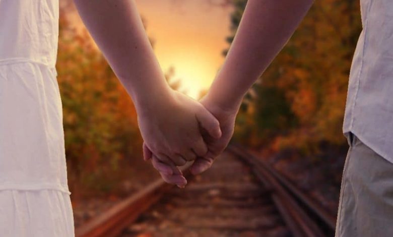 تفسير حلم شخص يمسك يدي بحب للعزباء: دلالاته، معانيه، وتأثيراته العاطفية على حياتك المستقبلية! 1 546 3