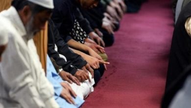 حكم صلاة الجماعة للرجال: أهمية الجماعة وآثارها الإيمانية والاجتماعية في حياة المسلمين 6 67