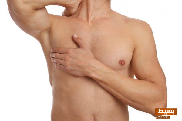 ألم مفاجئ ومقلق في الثدي الأيسر أو الأيمن عند الضغط عليه لدى الرجال اكتشف الأسباب وأهمية الفحص الطبي الفوري! 1 AdobeStock 301993032