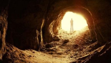 قصة الثلاثة الذين انطبقت عليهم الصخرة: درس مؤثر في الإيمان والصداقة الحقيقية 8 The story of the three who fell into the rock