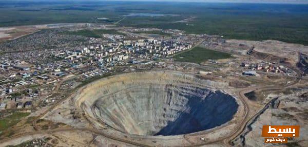 تفسير حلم هبوط أرض البيت: دلالات ومعاني مثيرة تكشف لك الأسرار الخفية! 1 أعمق حفرة في العالم scaled