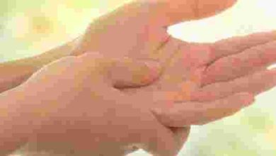 تفسير رؤية أصابع اليد اليسرى في المنام للمت married: اكتشف المعاني العميقة والدلالات المثيرة وراء هذا الحلم الغامض! 8 ألم اليد اليسرى