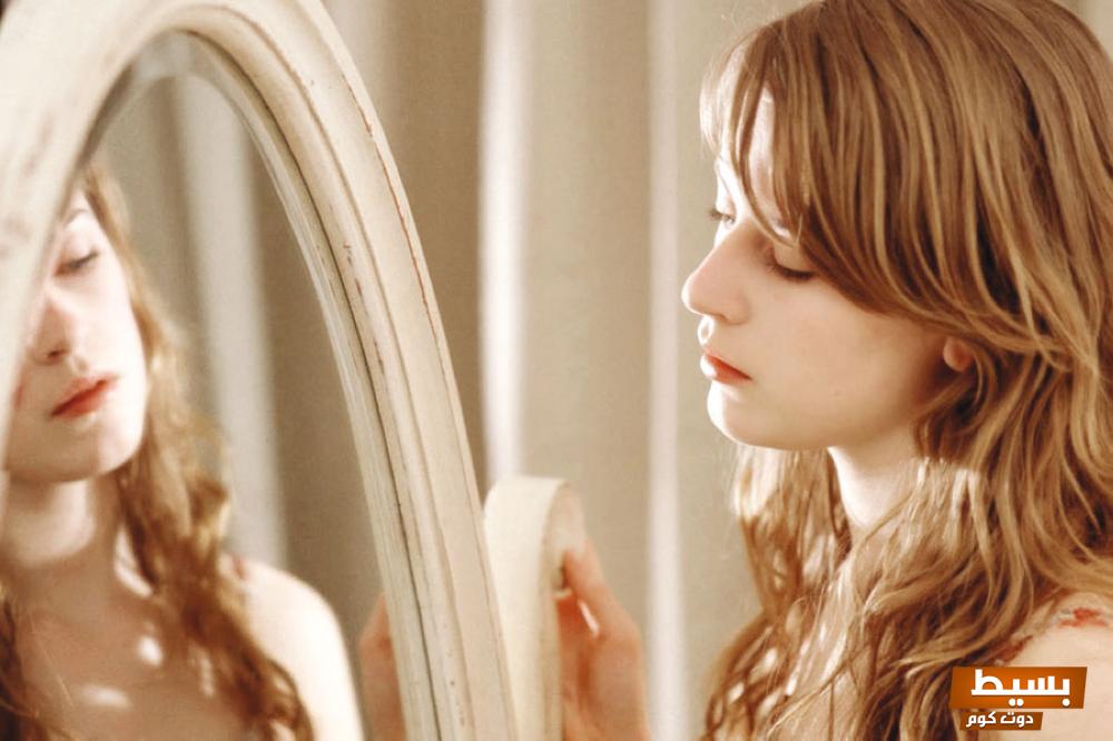 تفسير حلم النظر في المرآة للعزباء اكتشف أسرار هذا الرمز الغامض وتأثيره على حياتك! 4 تفسير حلم النظر في المرآة للعزباء