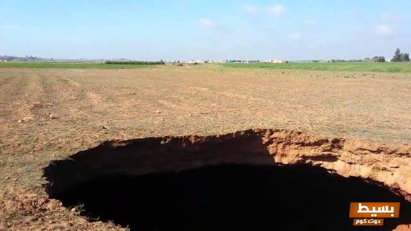 تفسير حلم الحفرة الواسعة: دلالاته الغامضة ومعانيه العميقة في عالم الرؤى 1 تفسير حلم سقوط طفل في حفرة في المنام