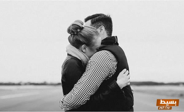 تفسير حلم طليقي يتقرب مني: رؤية تحمل رسائل عميقة ودلالات معقدة تستحق التأمل! 1 تفسير حلم طليقي يحضنني في المنام