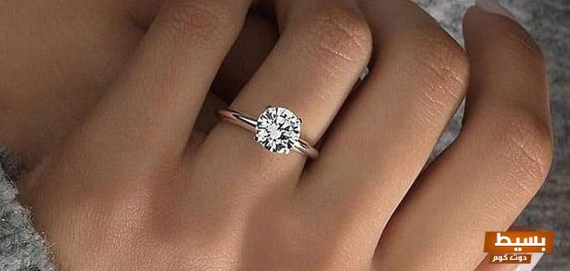 تفسير حلم لبس خاتم خطوبة ذهب للعزباء: دلالة السعادة والأمل في مستقبل مشرق! 1 تفسير حلم لبس خاتم ذهب في اليد اليسرى للعزباء