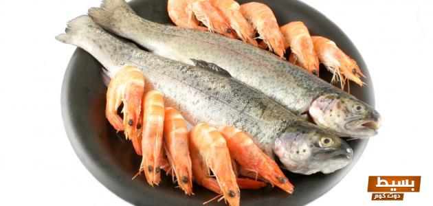 تفسير رؤية أكل السمك في المنام اكتشف المعاني العميقة ومدى دلالة السمك في الحلم على الرزق والخير! 22 تفسير رؤية اكل السمك في المنام