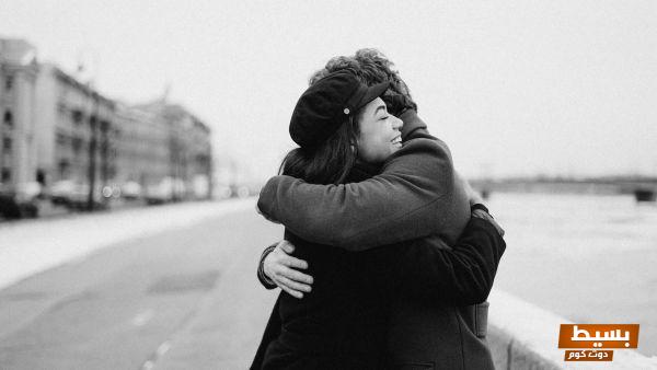 تفسير رؤية حلم الحضن للعزباء: اكتشف المعاني الخفية والأسرار الروحية وراء هذا الحلم المثير! 5 حلم الحضن للعزباء