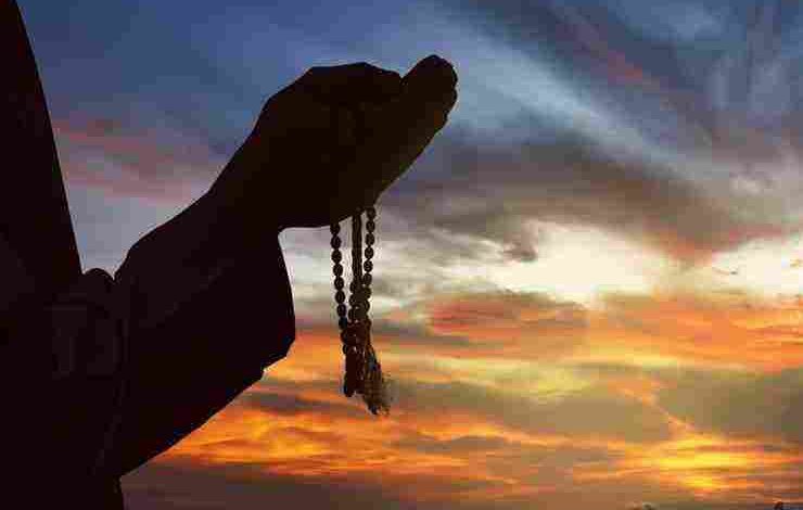 دعاء الحمد والثناء على الله: استشعر عظمة الخالق واجعل لسانك يلهج بالشكر والامتنان 1 دعاء الحمد والثناء على الله