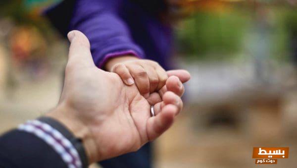 رفض الذهاب مع الميت في المنام: دلالات غامضة ومعاني عميقة تجذب الانتباه 1 رؤية الأب الميت في المنام يعطي شيئا4