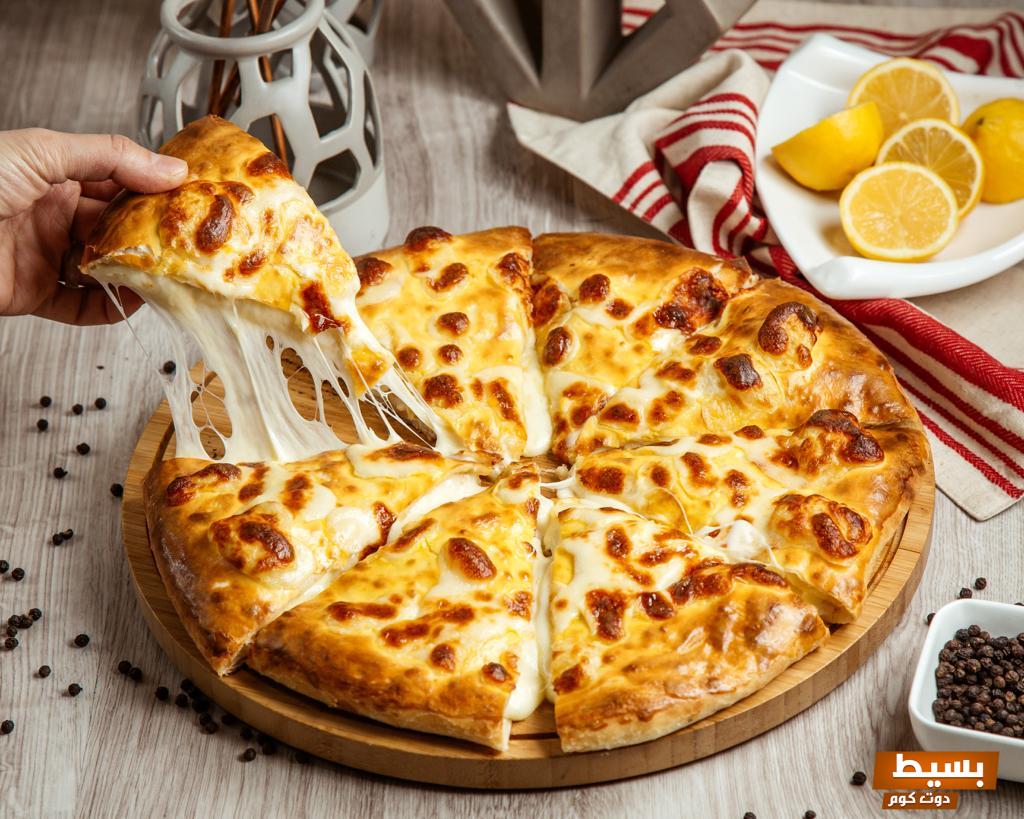 طريقة عمل بيتزا الطاسة اكتشف الوصفة الأسرع والأكثر لذة لتحضير وجبتك المفضلة في دقائق! 4 طريقة عمل بيتزا الطاسة