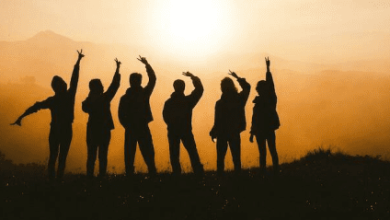 عبارات ملهمة ورائعة عن لمة الأصدقاء اكتشف جمال الروابط الصادقة والمواقف التي لا تُنسى! 4 عبارات عن لمة الأصدقاء