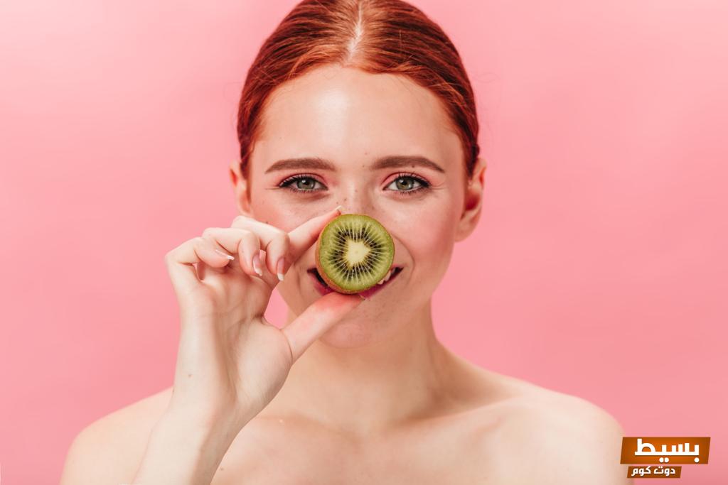 فوائد الكيوي اكتشف أسرار هذه الفاكهة المعجزة لصحتك وجمالك! 12 فوائد الكيوي