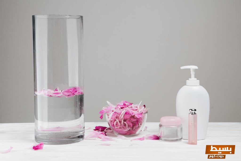 فوائد ماء الورد للوجه اكتشفوا سر جمال البشرة وتألقها! 2 فوائد ماء الورد للوجه