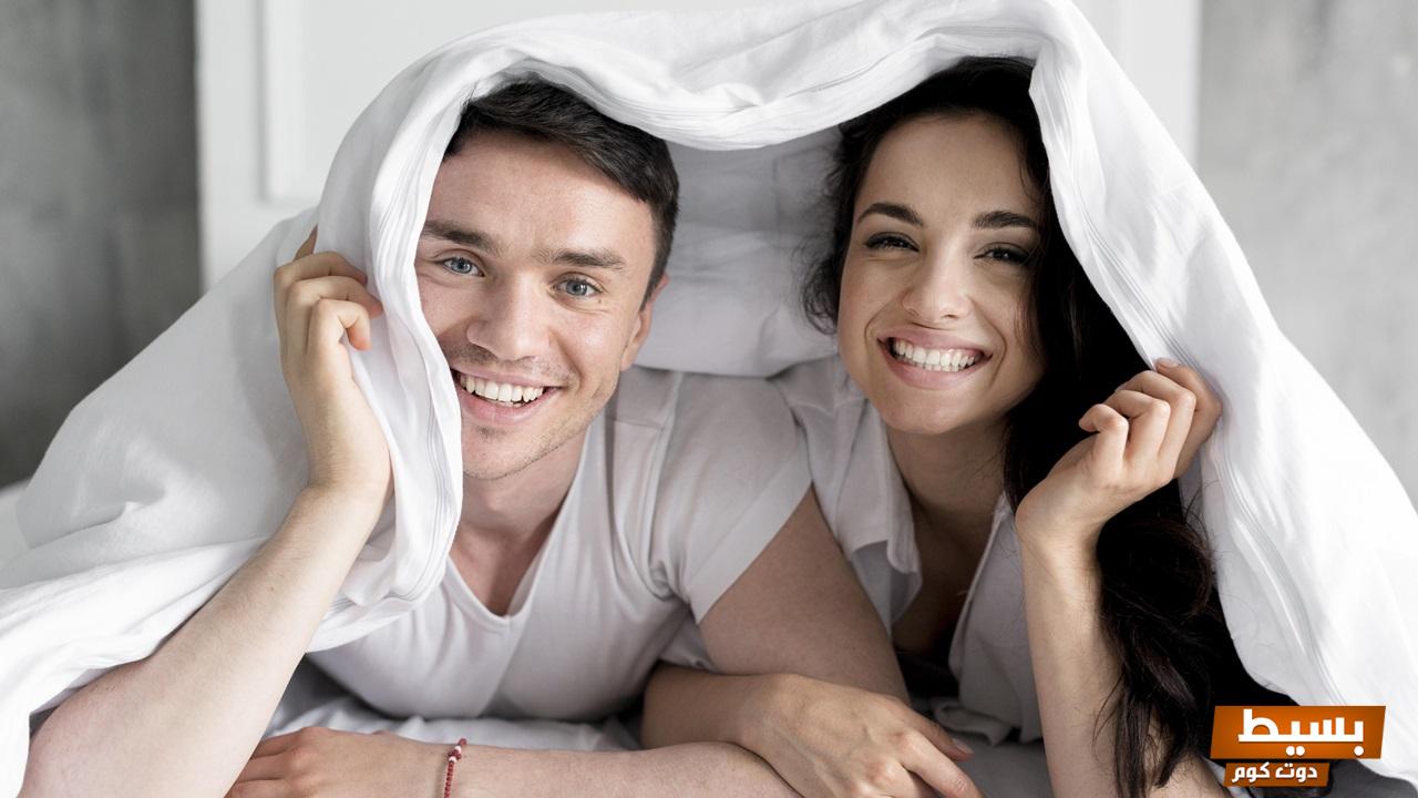 كلمات يحب الرجل سماعها في الفراش اكتشفي أسرار إرضاء شريكك وتعزيز العلاقة الحميمية! 7 كلمات يحب الرجل سماعها في الفراش 1