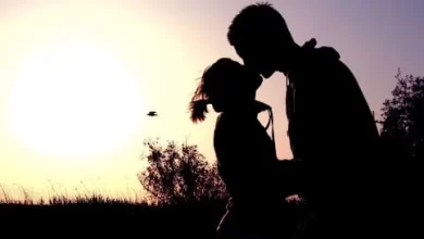 تقبيل الزوجة لزوجها في المنام للمتزوجة: دلالات ورموز تعكس الحب والانسجام في العلاقة الزوجية! 6 هل تقبيل الزوجة يبطل الوضوء