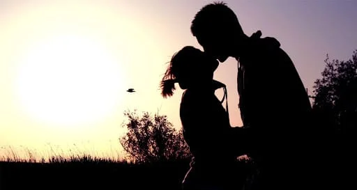 تقبيل الزوجة لزوجها في المنام للمتزوجة: دلالات ورموز تعكس الحب والانسجام في العلاقة الزوجية! 1 هل تقبيل الزوجة يبطل الوضوء